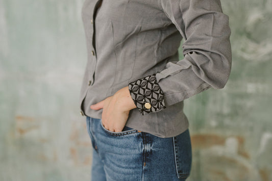 Camicia grigia con polsini decorati