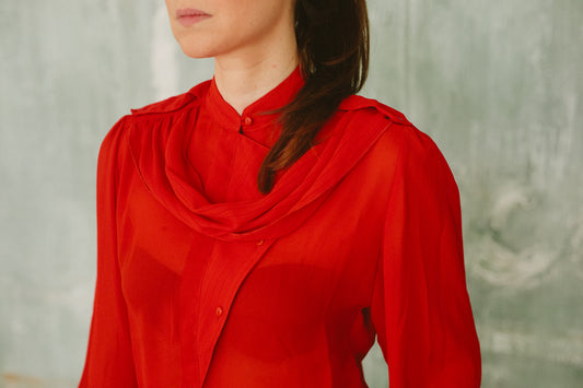 Camicia rossa con foulard